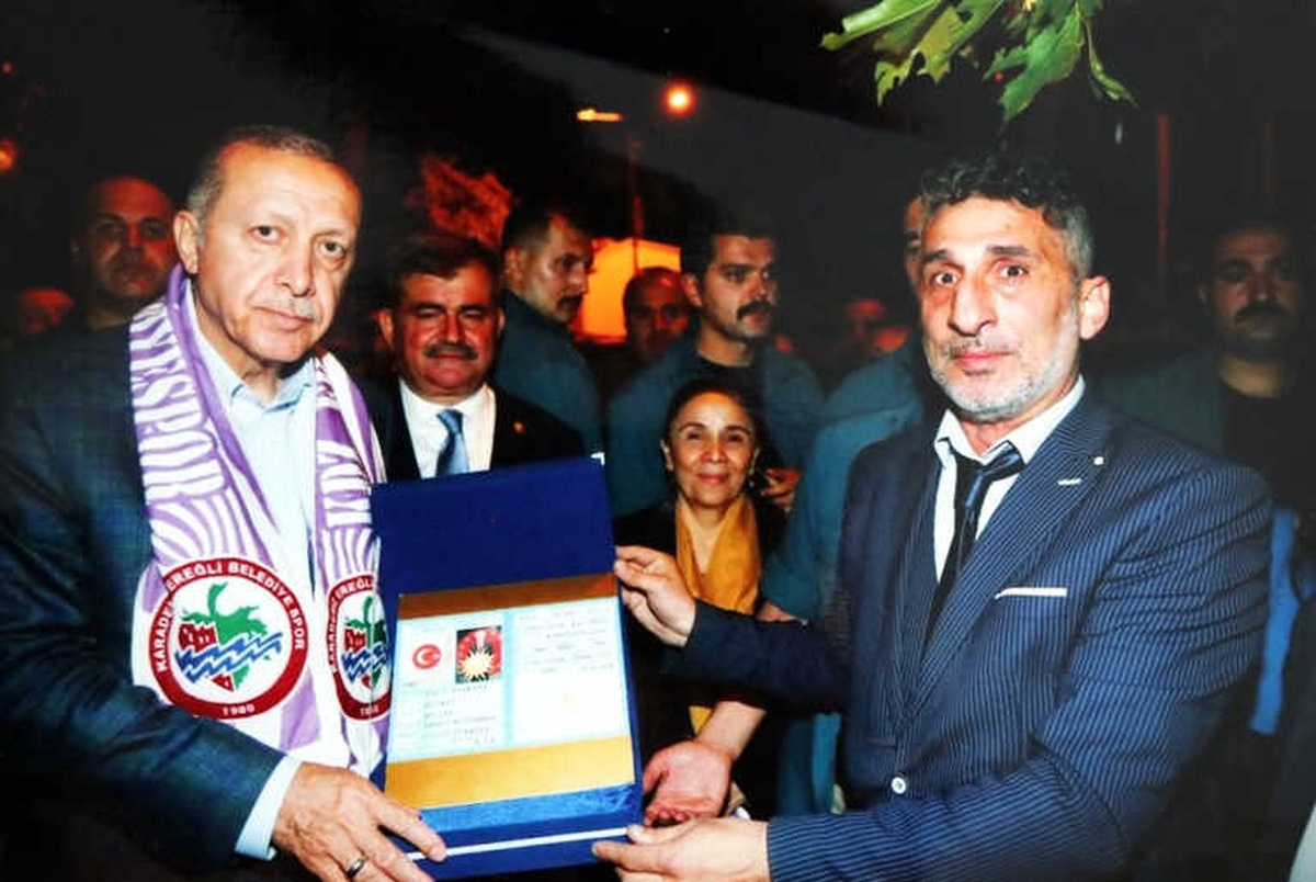 Cumhurbaşkanı Erdoğan İçin Hazırladığı Nüfus Cüzdanını Kendisine Takdim Etti