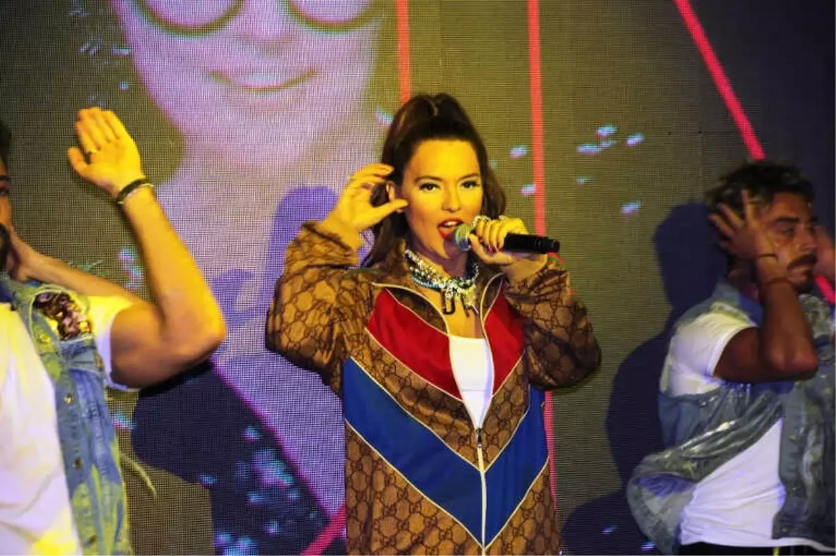 Demet Akalın Sahneye Eşofmanla Çıktı