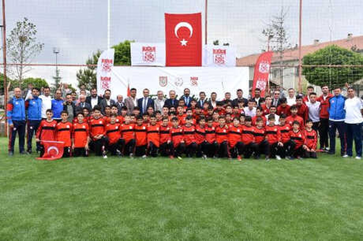 Demir Grup Sivasspor\'un \'Futbol Okul Projesi\' Başladı
