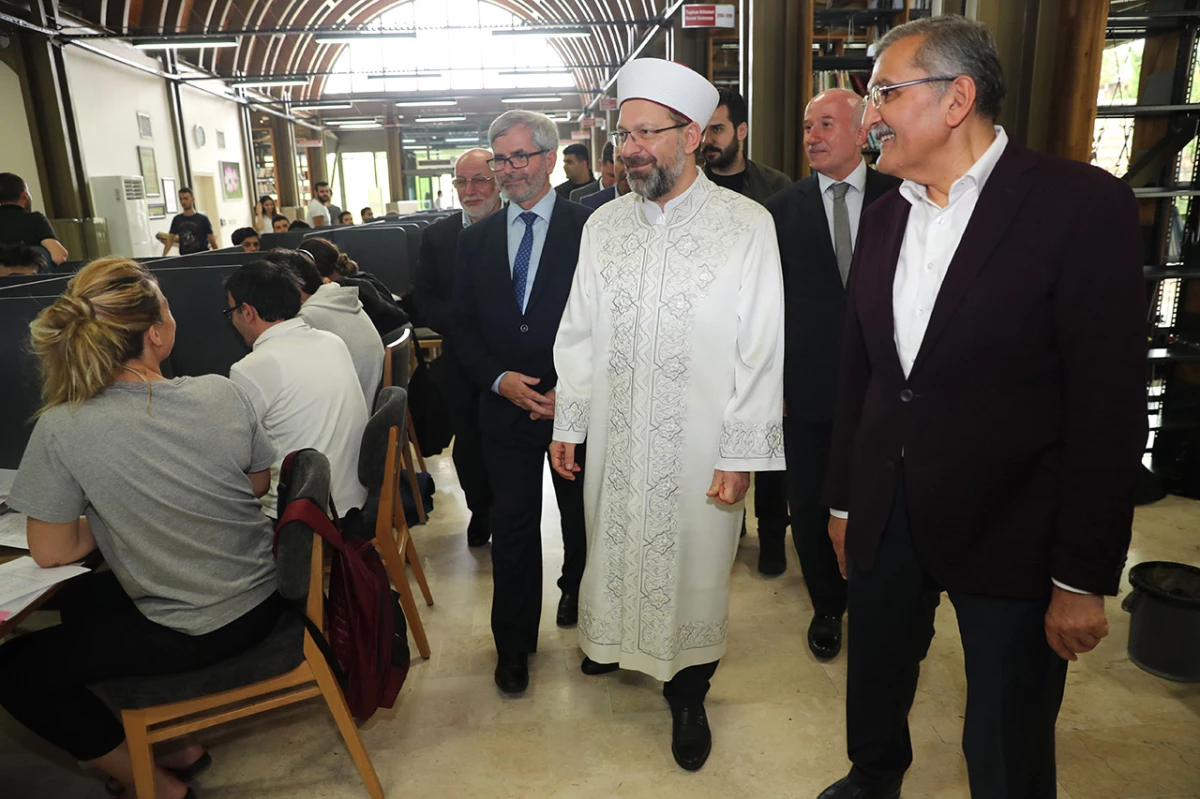 Diyanet İşleri Başkanı Erbaş, Millet Kıraathanesi\'ni Ziyaret Etti