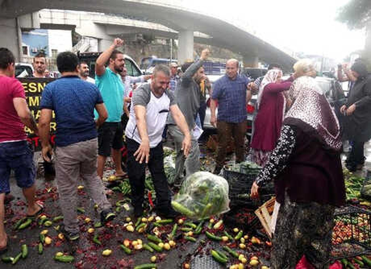 İzmir\'de Pazarcılar Bu Kez de Sebze ve Meyveleri Belediye Önüne Döktü
