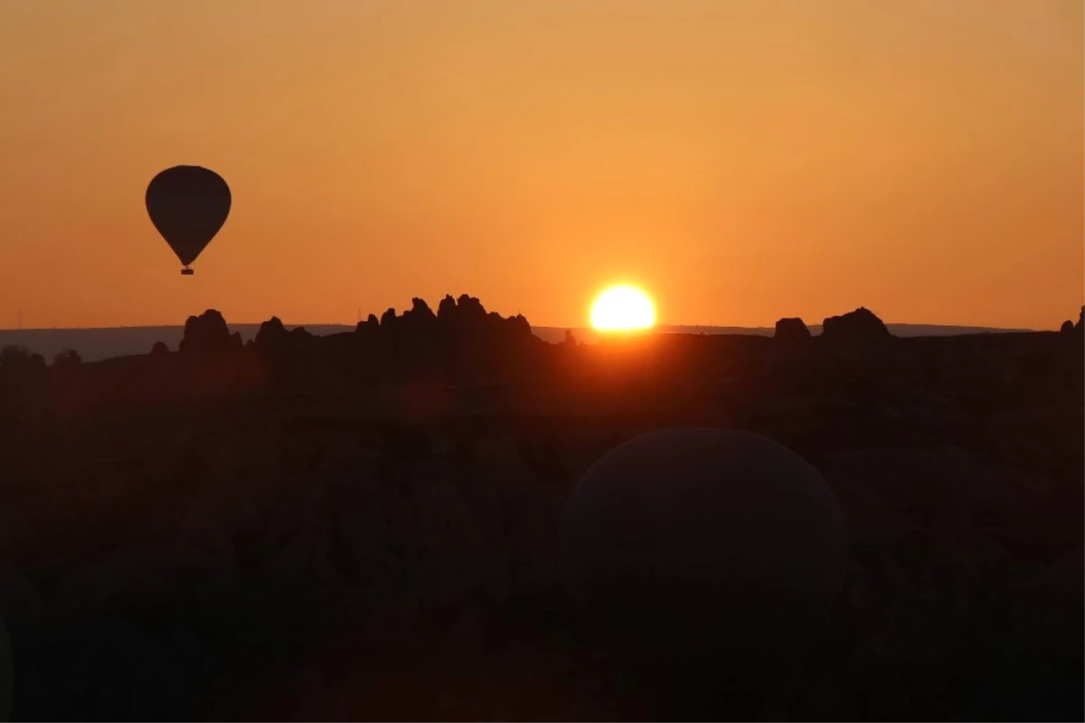 Kapadokya\'da Balonlar 3 Gün Aradan Sonra Yeniden Havalandı