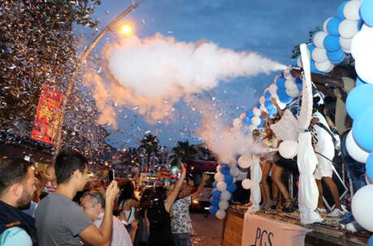 Kemer\'de Renkli Festival Başlangıcı