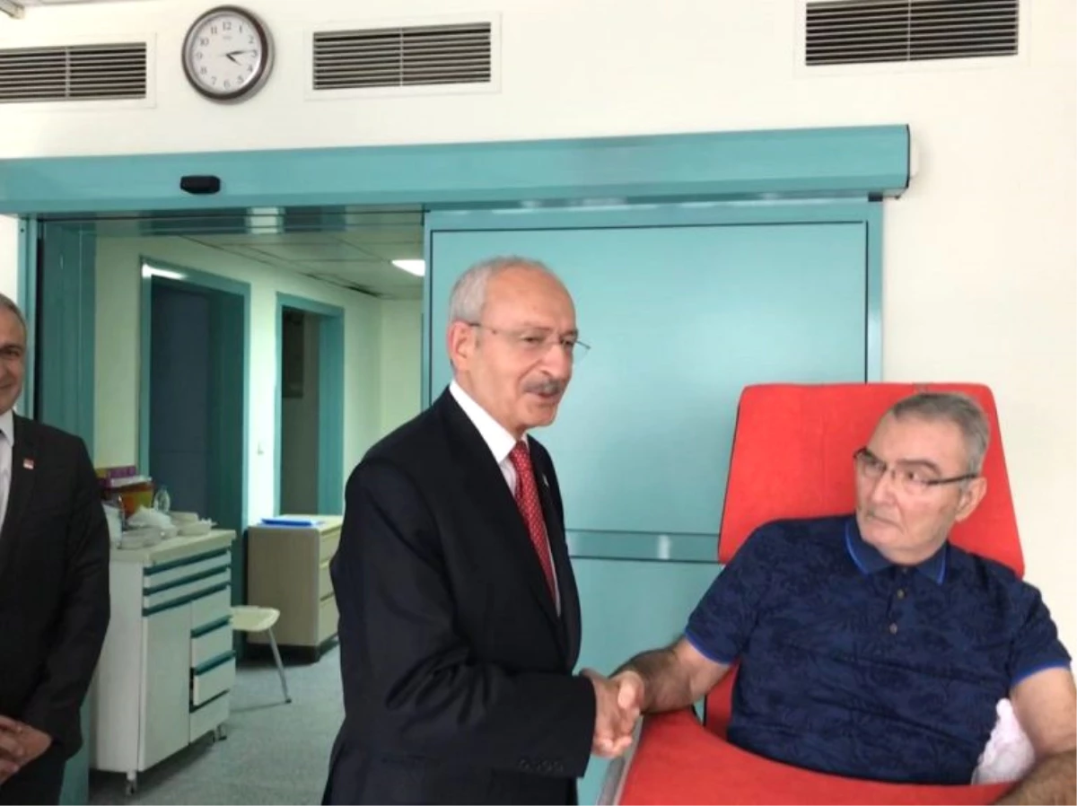 Kılıçdaroğlu\'ndan Deniz Baykal\'a Hastanede Bayram Ziyareti
