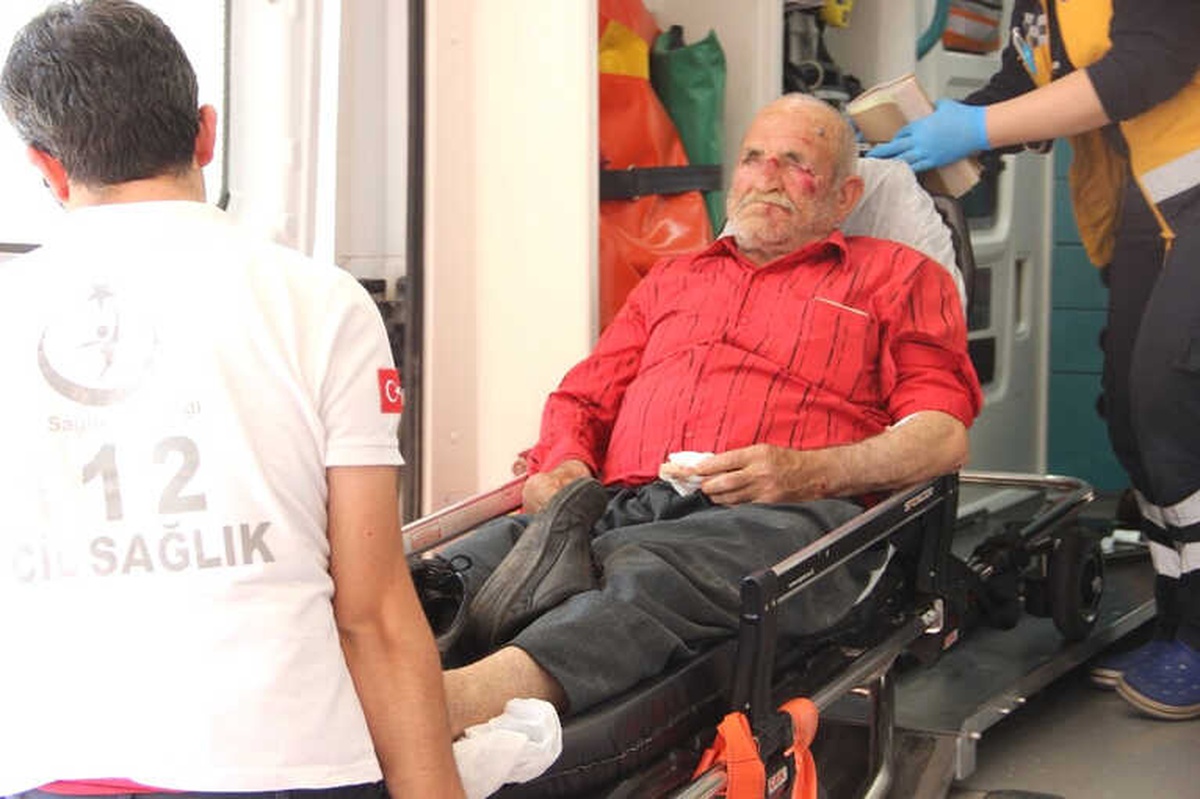 Motosiklet Yayaya Çarptı: 2 Yaralı