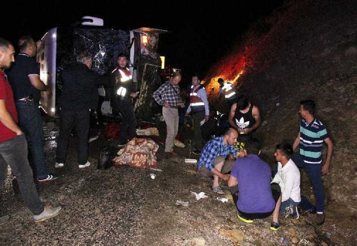 Otobüs Devrildi: 3 Ölü, 40 Yaralı