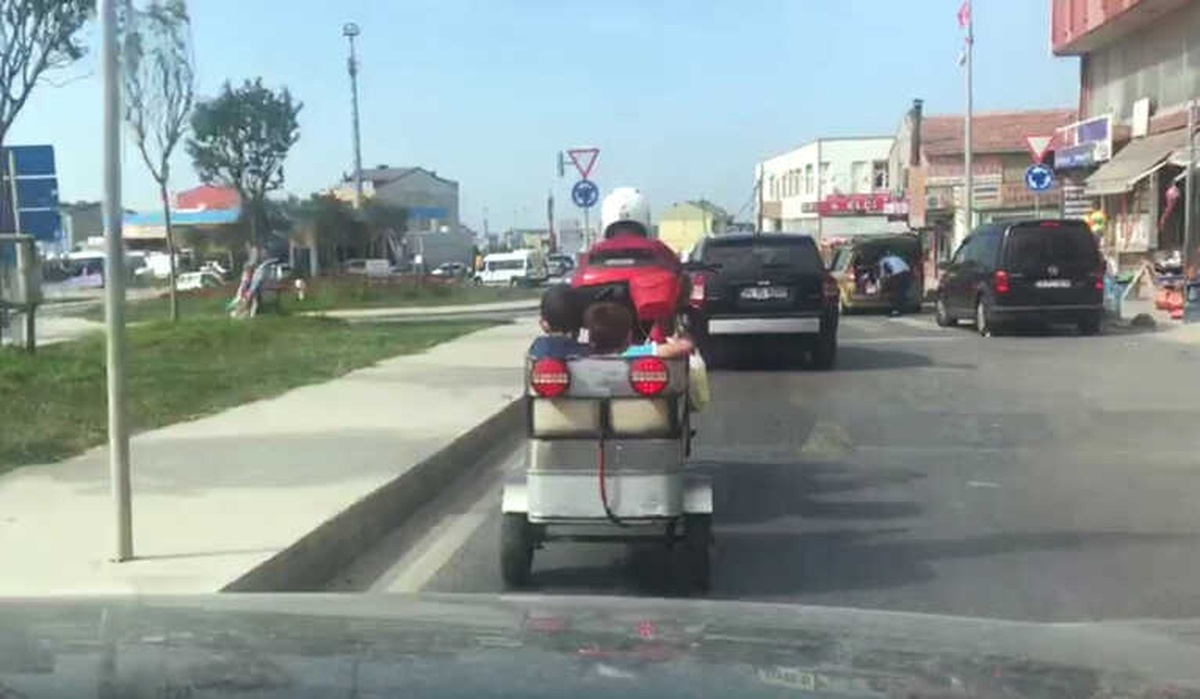 Motosiklet Kasasında Çocukları Taşıdı, Kendi Kask Taktı