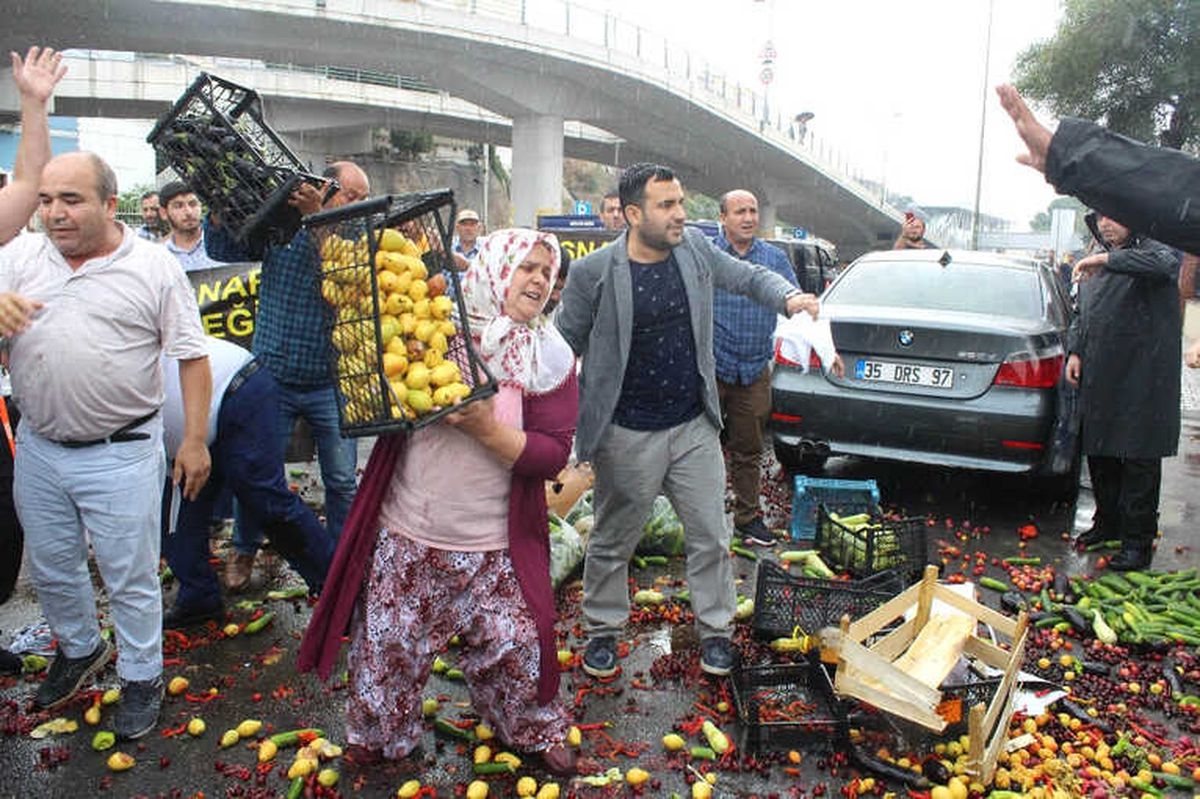 Pazarcı Eyleminde Meyve-sebzeler Havada Uçuştu