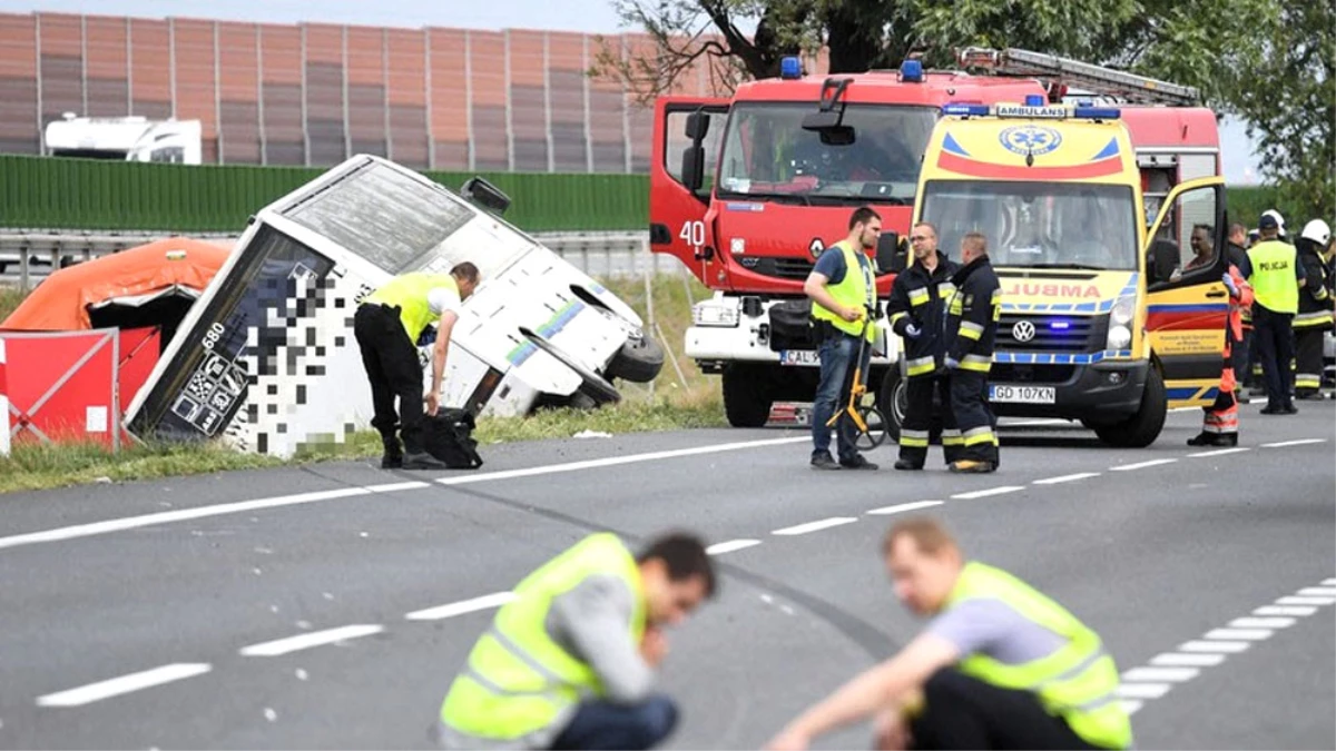 Polonya\'da Feci Kaza: 2 Ölü, 27 Yaralı