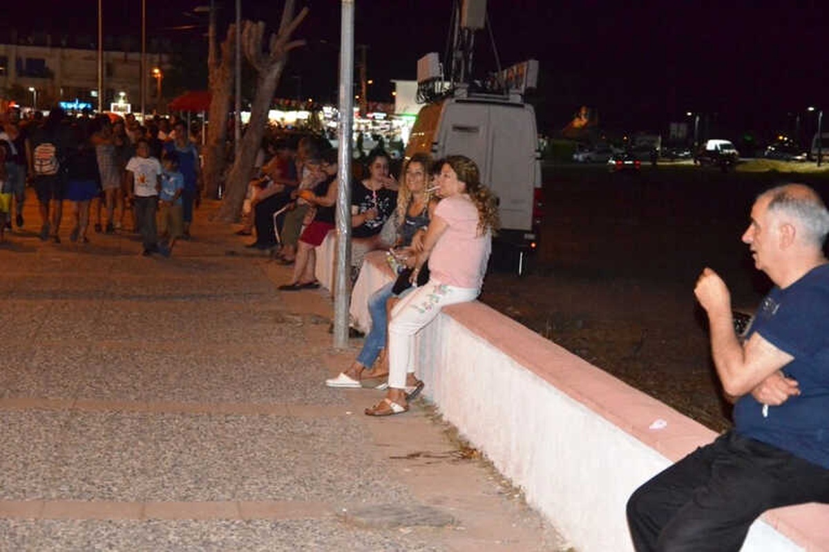 Sarımsaklı\'da Vatandaşlar Sahil Bandında Oturabilmek İçin Banklar İstiyor