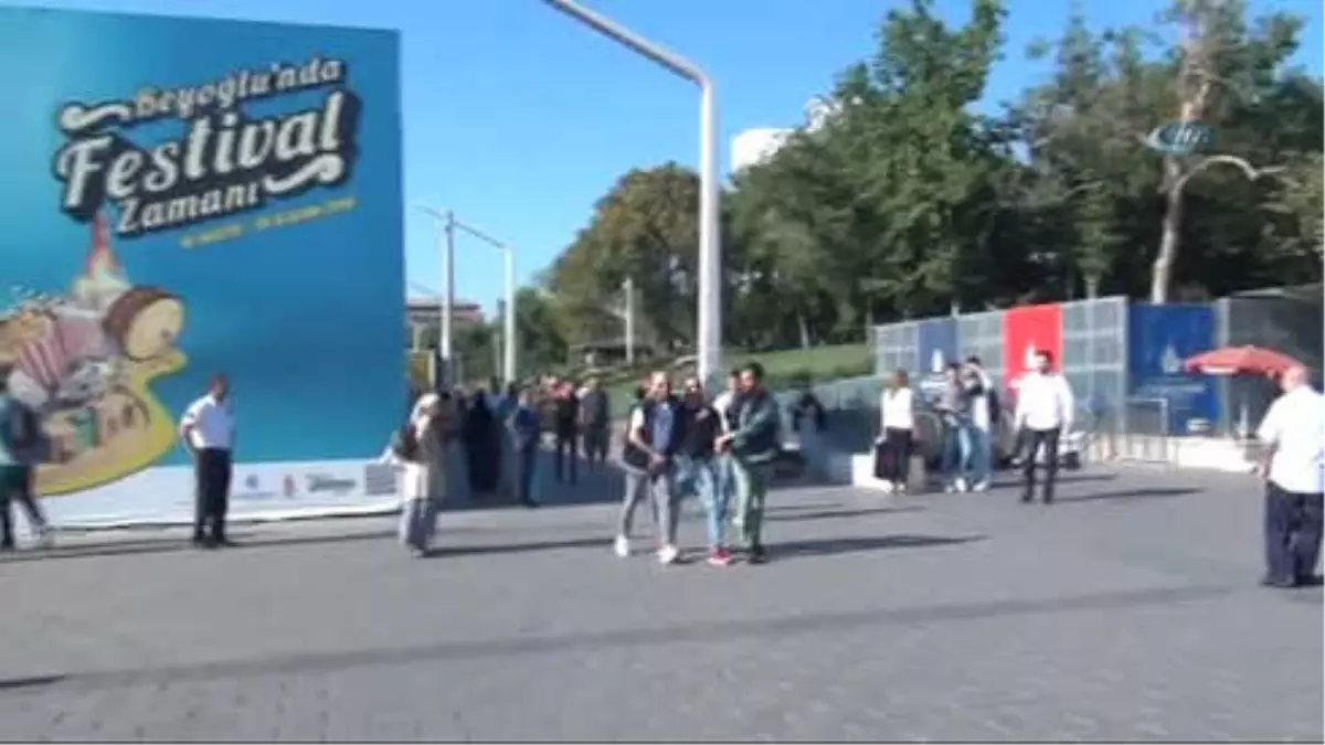 Taksim Metrosunda Tacizcisine Tokat Attı