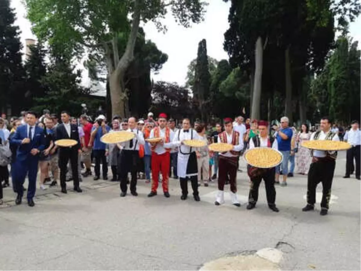 Topkapı Sarayı\'nda Baklava Alayına Turist İlgisi