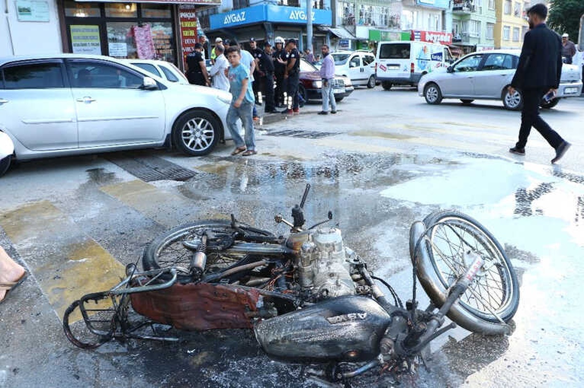 Trafiğe Sinirlenip Motosikletini Ateşe Verdi