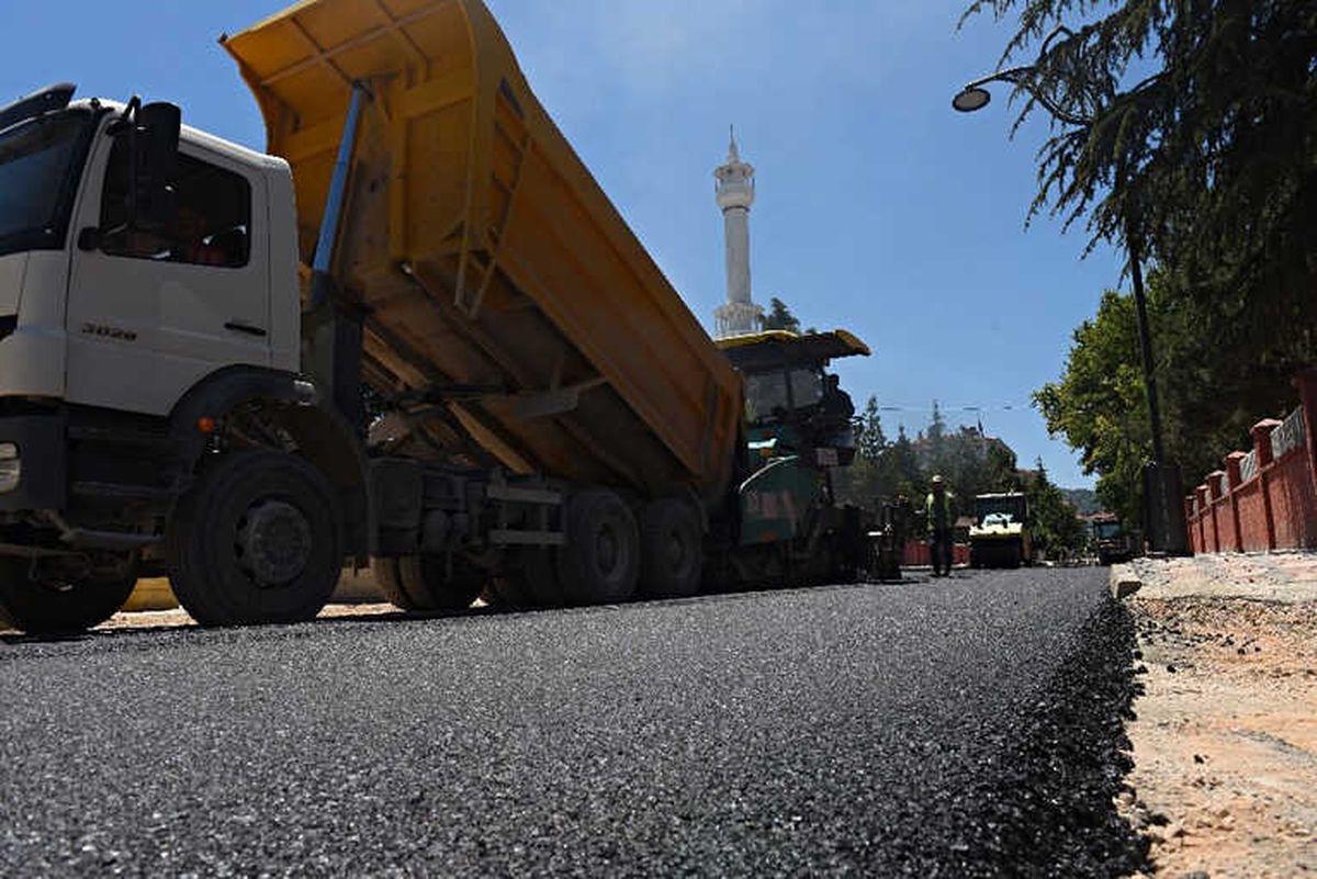 Turhal\'da Asfalt Çalışmaları Devam Ediyor
