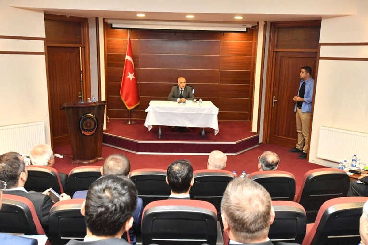 Vali Karahan\'dan Yatırımlar Tamamlanmasın Talimatı