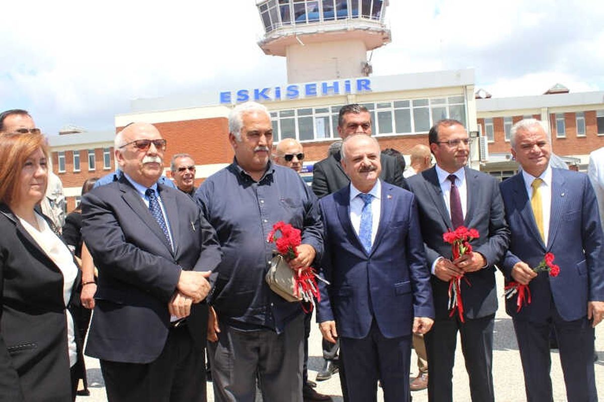 10 Bininci Yolcu Çiçekle Karşıladı