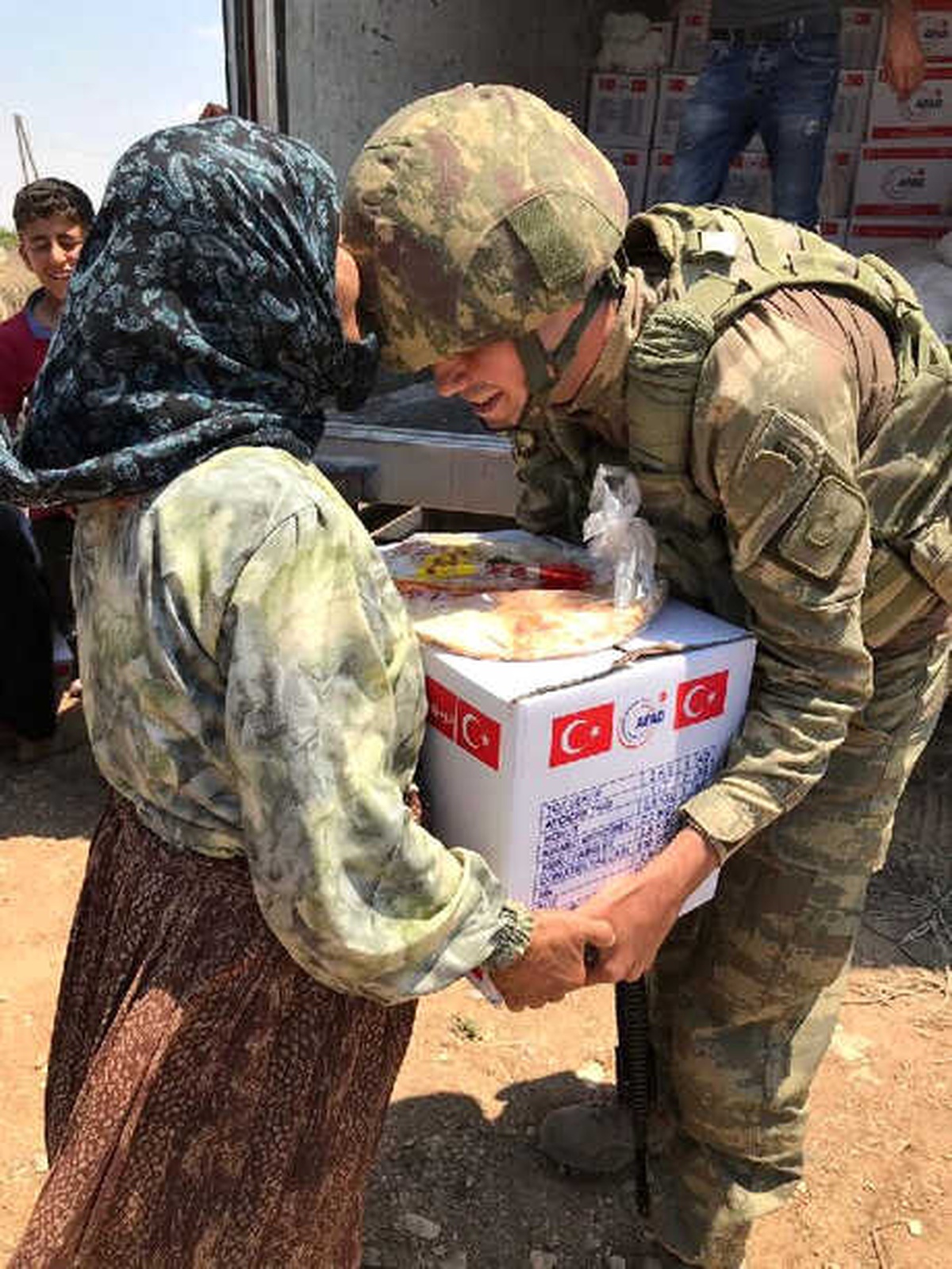 Afrin\'de Yaşlı Kadın, Yardım Getiren Mehmetçiğe Böyle Teşekkür Etti