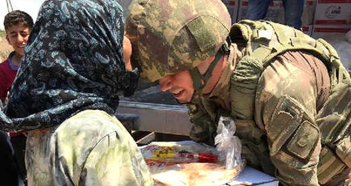 Afrin\'de Yaşlı Kadın, Yardım Getiren Mehmetçik\'i Kaskından Öptü
