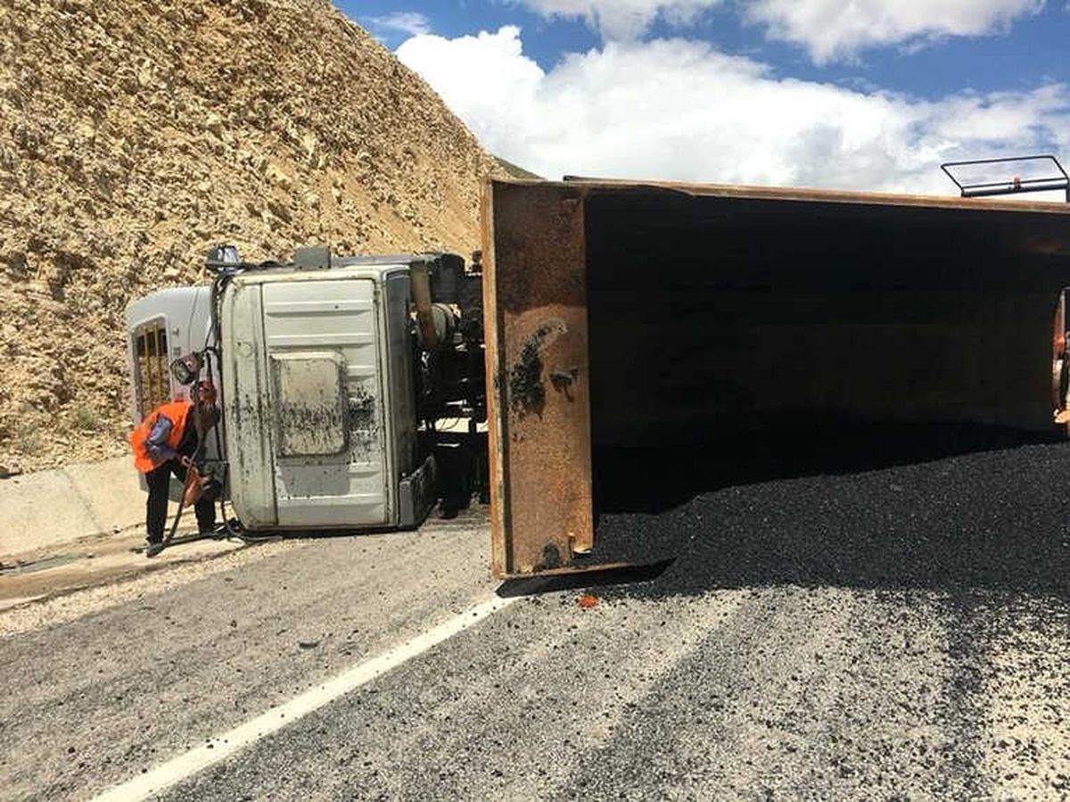 Asfalt Yüklü Kamyon Devrildi: 1 Yaralı