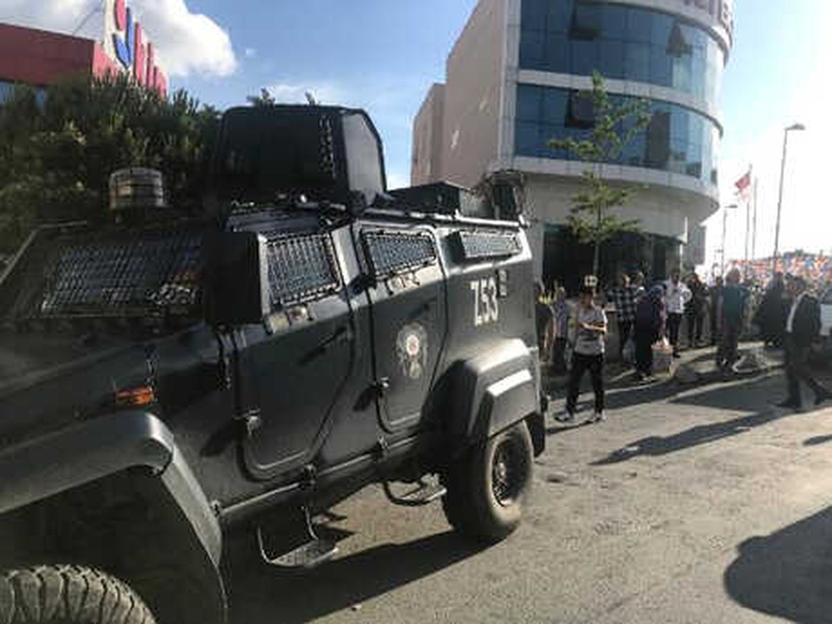 Ataşehir\'de Broşür Kavgası: 2  Yaralı