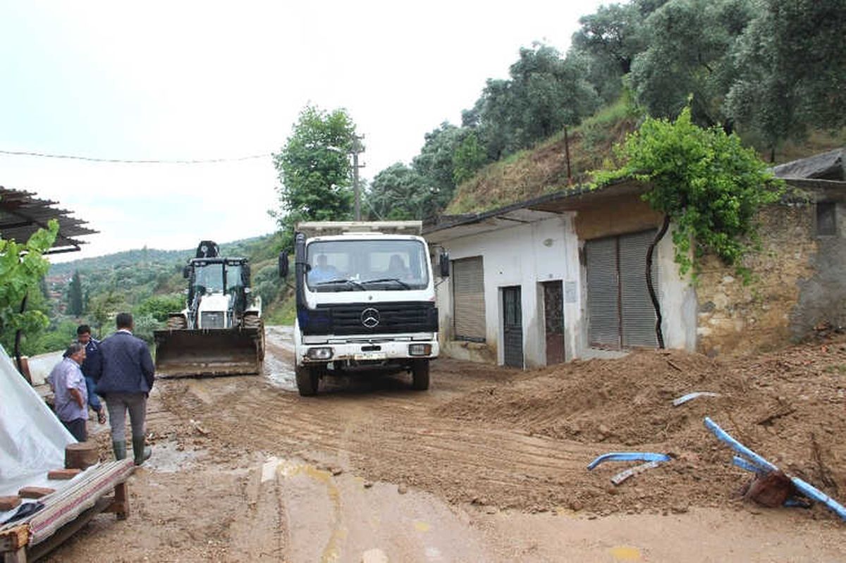 Aydın\'ı Sel Vurdu, Köşk-Ödemiş Yolu Kapandı