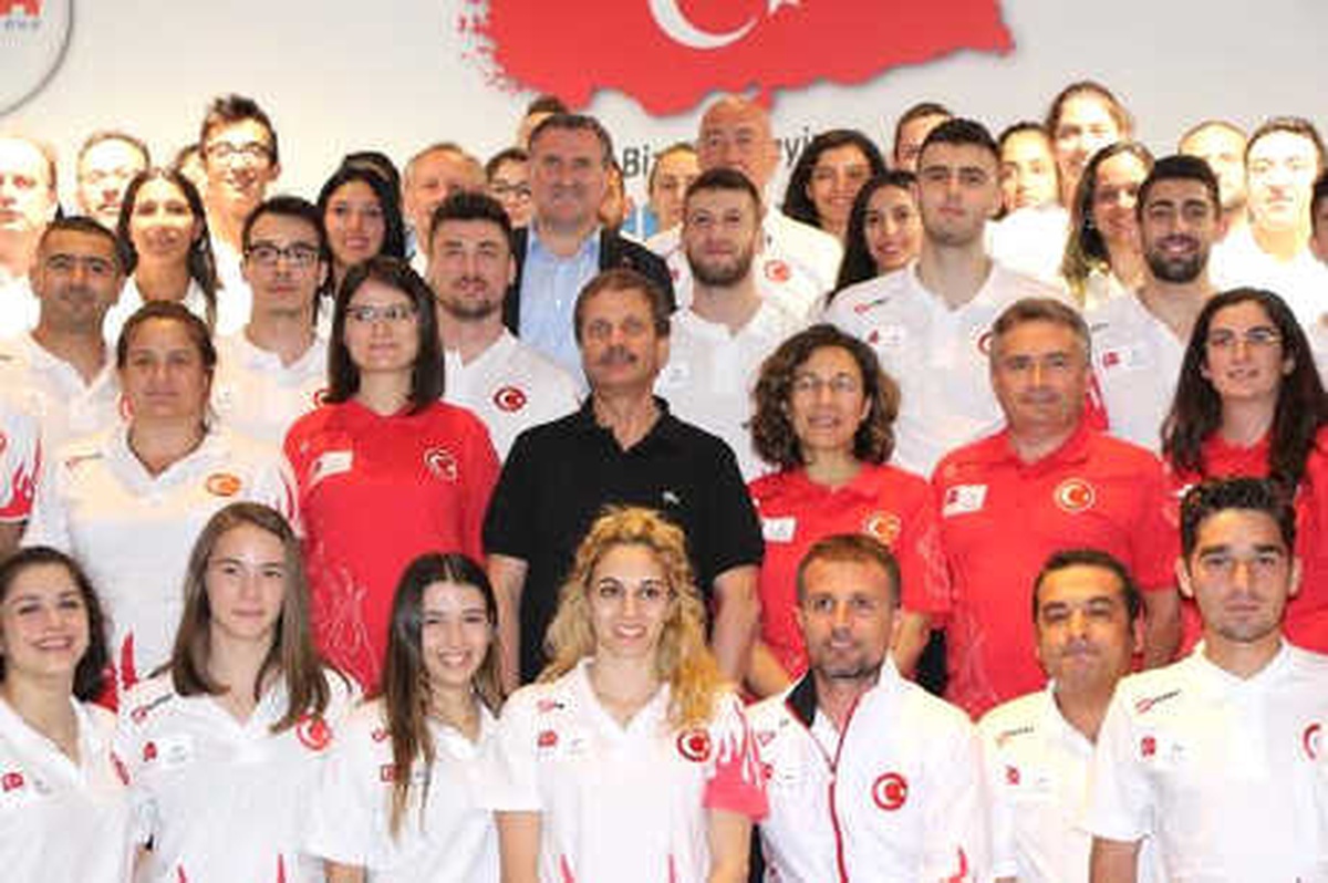 Bakan Bak, Milli Sporcuları Akdeniz Oyunları\'na Uğurladı