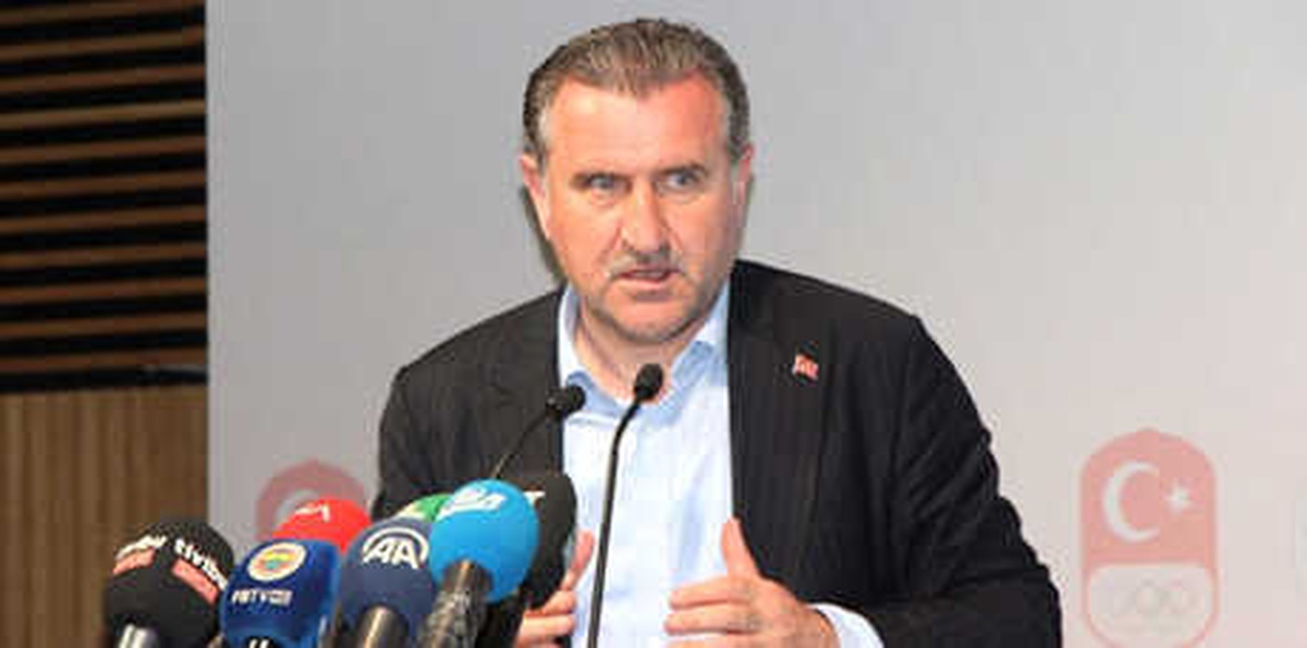 Bakan Bak, Milli Sporcuları Akdeniz Oyunları\'na Uğurladı