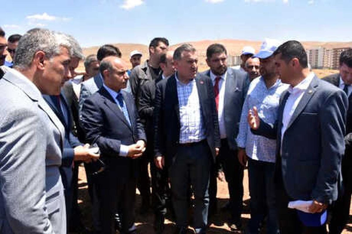 Bakan Bak\'tan, Yerde Buldukları Bayrağı Göndere Çeken Çocuklara Sürpriz Ziyaret