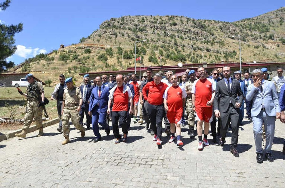 Bakan Bak\'tan Yerde Buldukları Bayrak İçin Direk Dikip Göndere Çeken Çocuklara Sürpriz