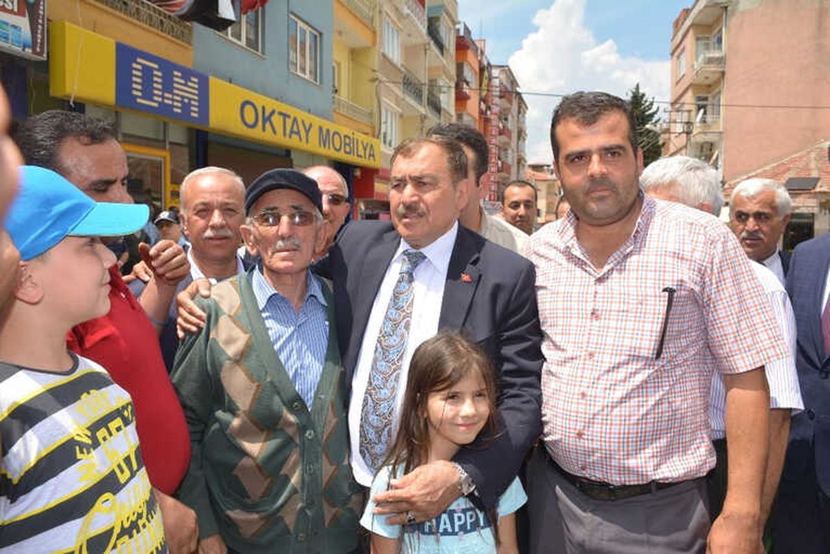 Bakan Eroğlu, Dinar\'da Vatandaşlarla Bayramlaştı