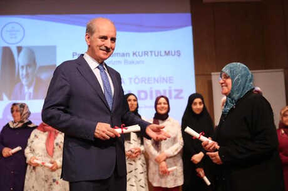 Bakan Kurtulmuş, Bağcılar\'da Kadın Kursiyerlere Sertifika Verdi