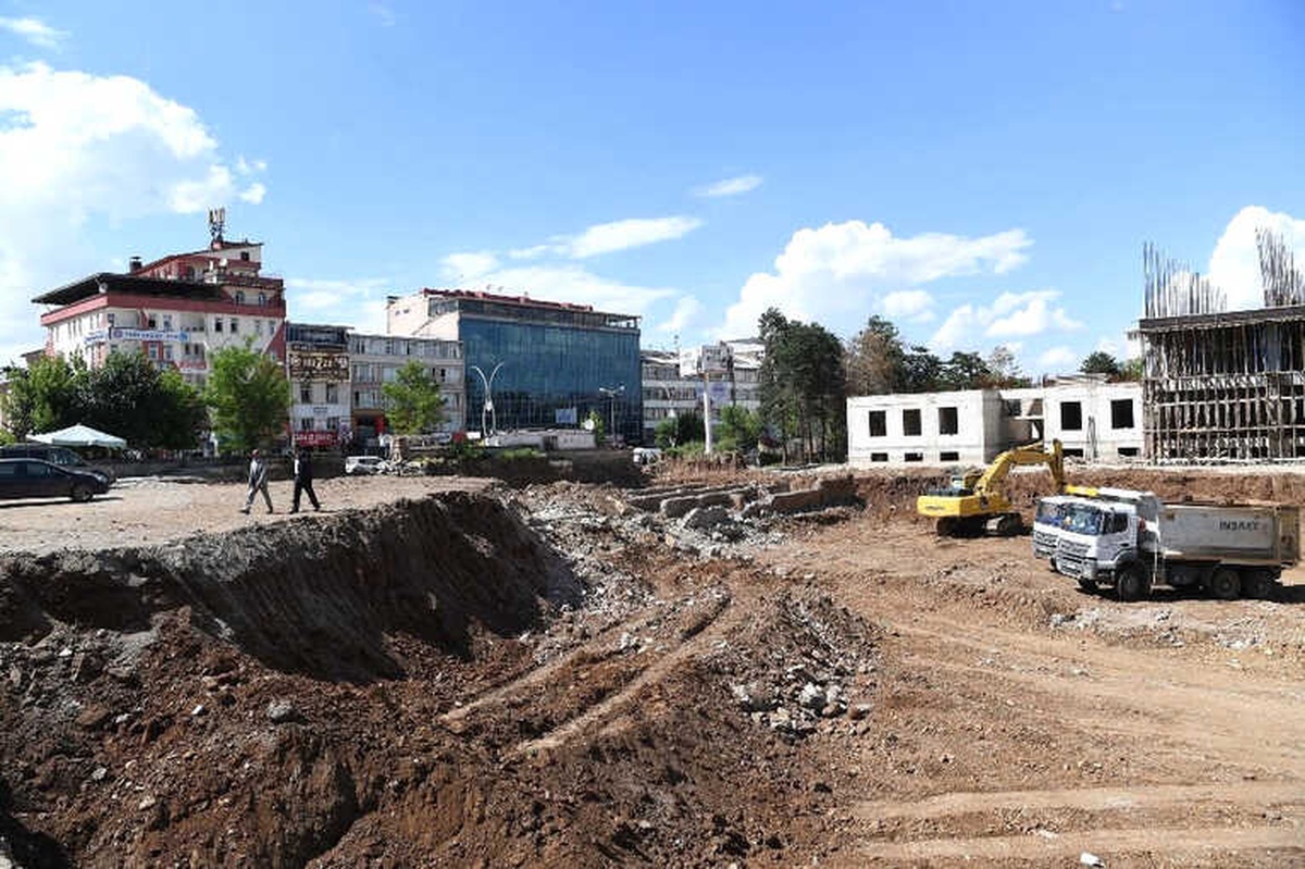 Başkan Asya, Kent Meydanındaki Çalışmaları İnceledi