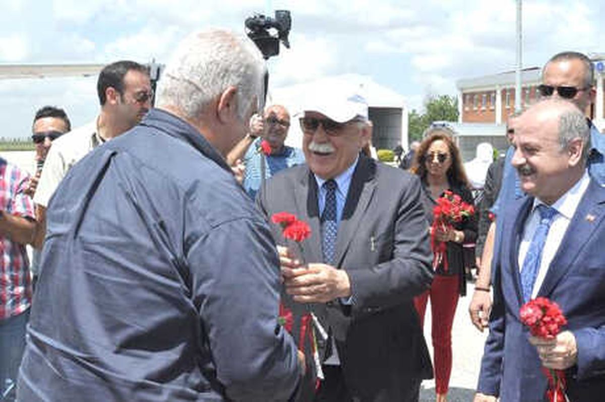 Belçika\'dan Gelen 10 Bininci Yolcu Karanfillerle Karşılandı
