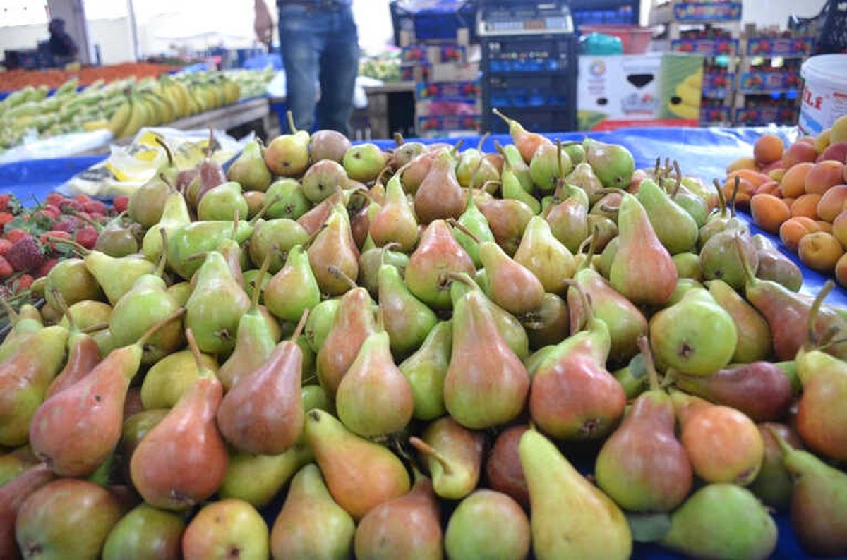 Bilecik\'in Yerli \'Orak\' Armudu Kilosu 7 Liradan Pazar Tezgahlarında