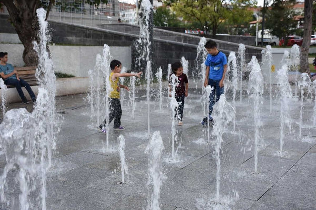 Çocuklar Fıskiyelerde Serinledi