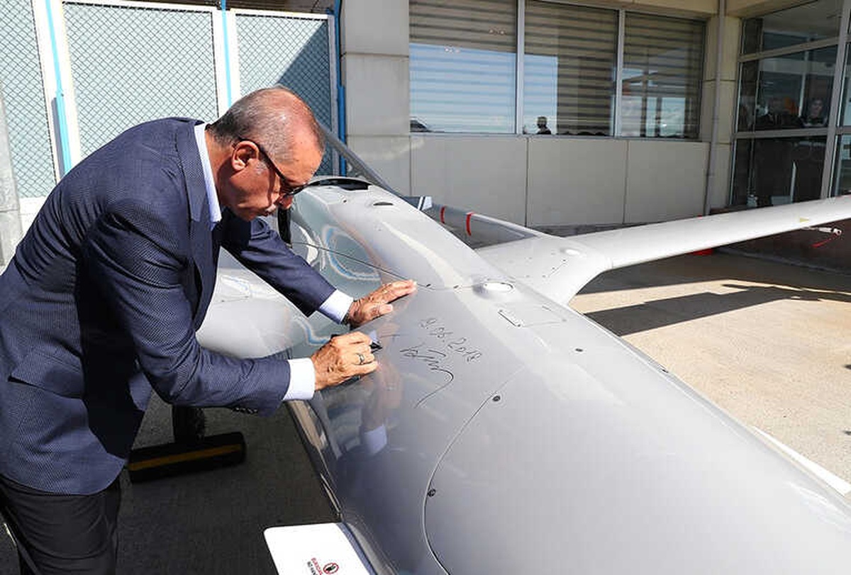 Cumhurbaşkanı Erdoğan İnsansız Hava Aracına İmzasını Attı