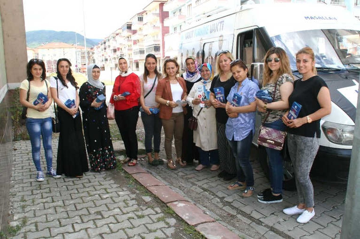 Devrek\'te Ak Kadınlar Kapı Kapı Dolaşarak Broşür Dağıttı