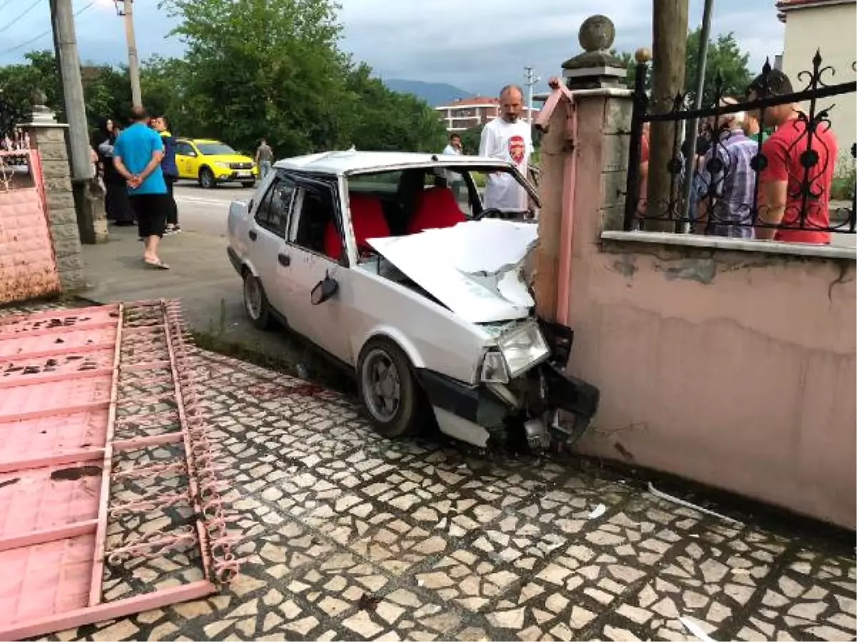 Ehliyetsiz Sürücü Bahçe Duvarına Çarptı