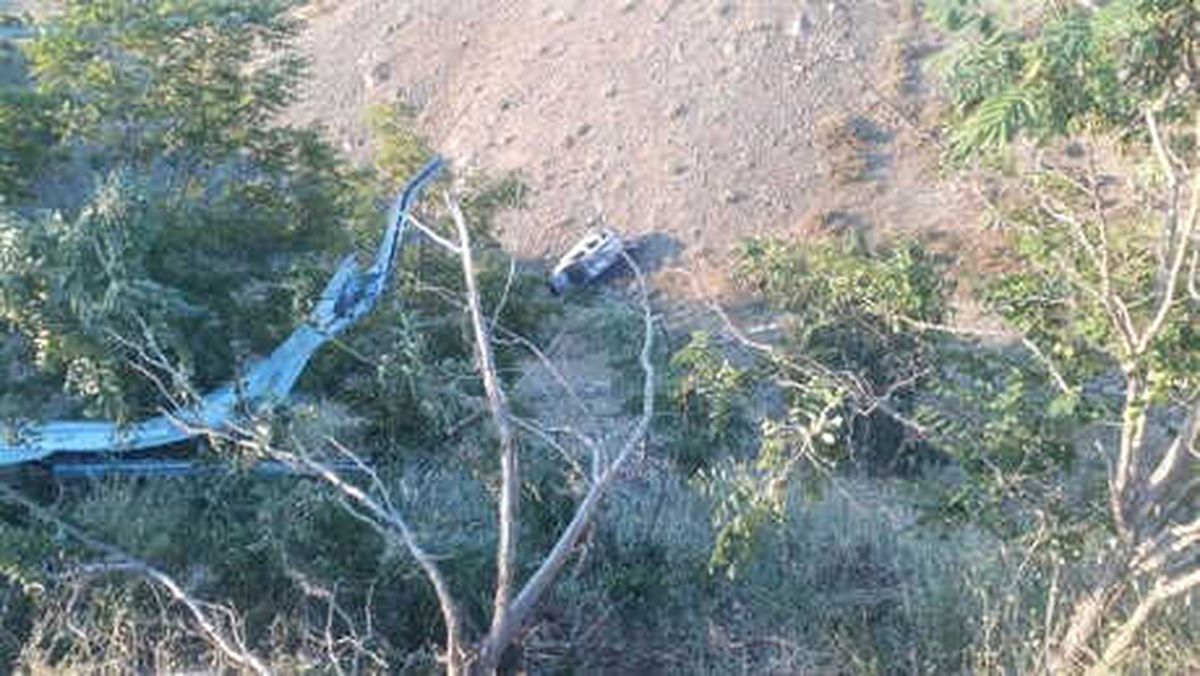 Elazığ\'da Hafif Ticari Araç 150 Metrelik Uçuruma Yuvarlandı: 5 Yaralı
