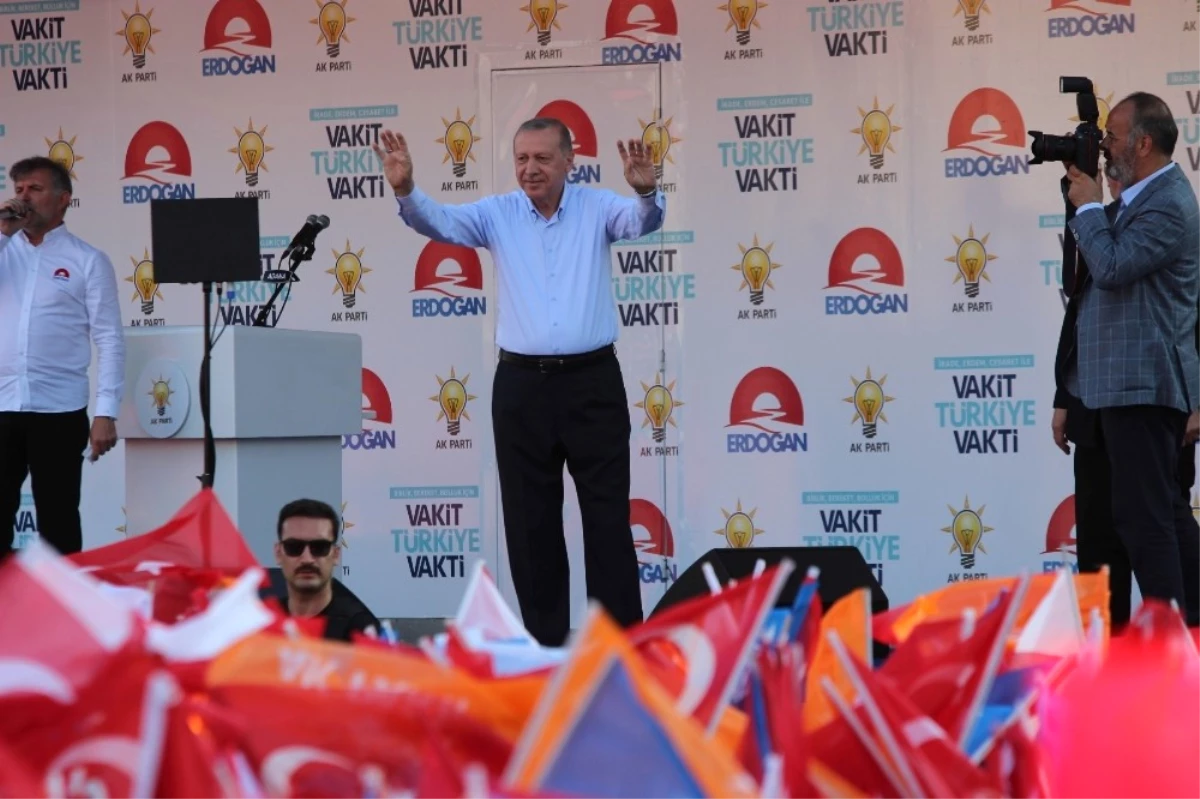 Cumhurbaşkanı Erdoğan Muhalefete Yüklendi: "Sandığın Rengi Belli Olunca Çamura Yatmaya Başlıyorlar"
