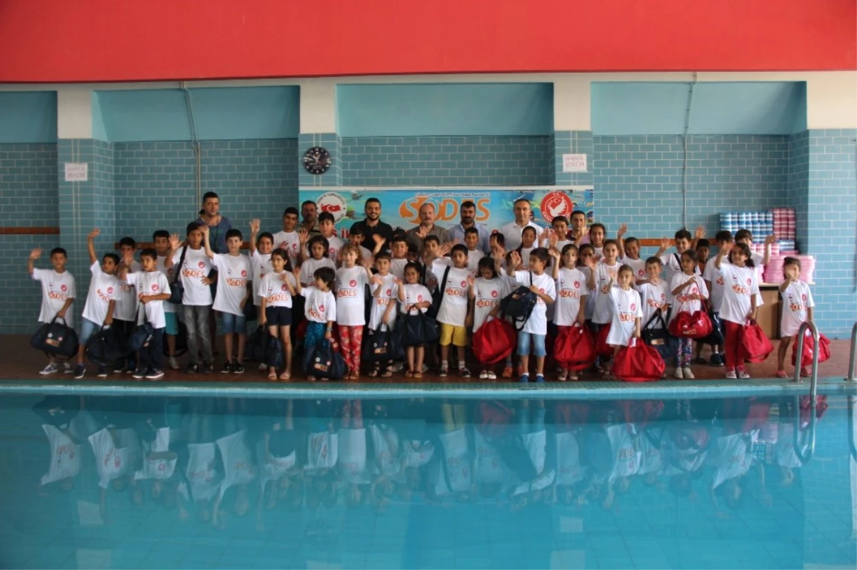 Hatay\'da Sevgi Evlerindeki Çocuklara Ücretsiz Yüzme Kursu
