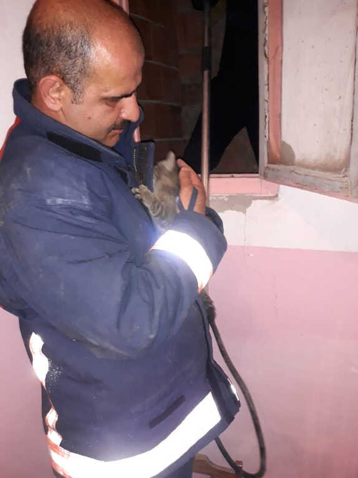 Havalandırma Boşluğuna Düşen Kedi Kurtarıldı