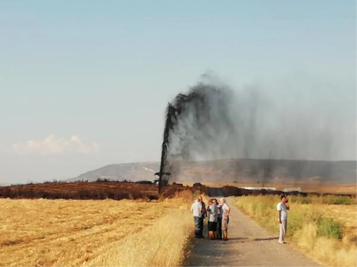 Hırsızların Betrol Borusuna Yerleştirdiği Vana Kırıldı, Gökyüzüne Petrol Fışkırdı