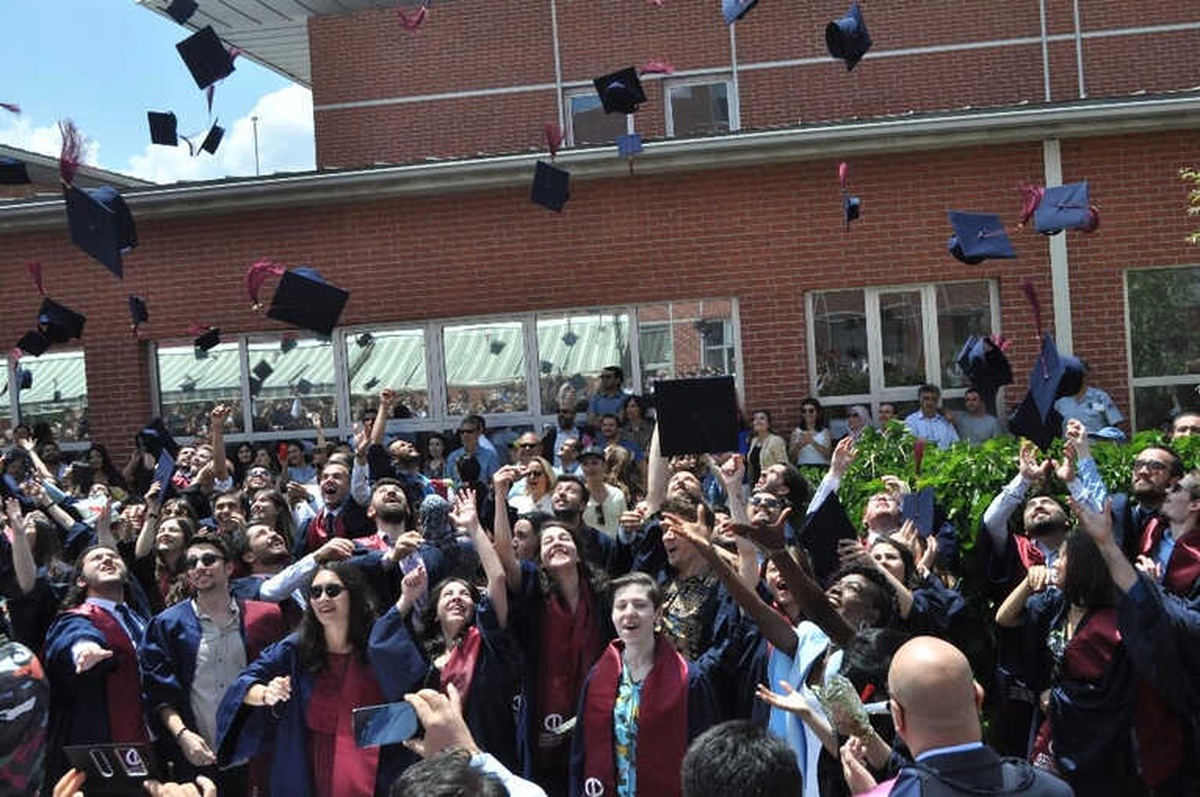 İletişim Bilimleri Fakültesi Mezunları Kep Attı