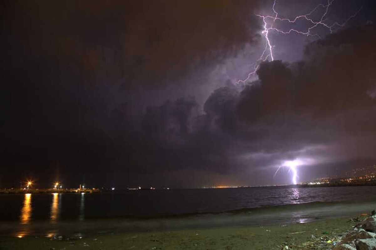 İskenderun Körfezinde Çakan Şimşekler Kartpostallık Görüntüler Oluşturuyor.