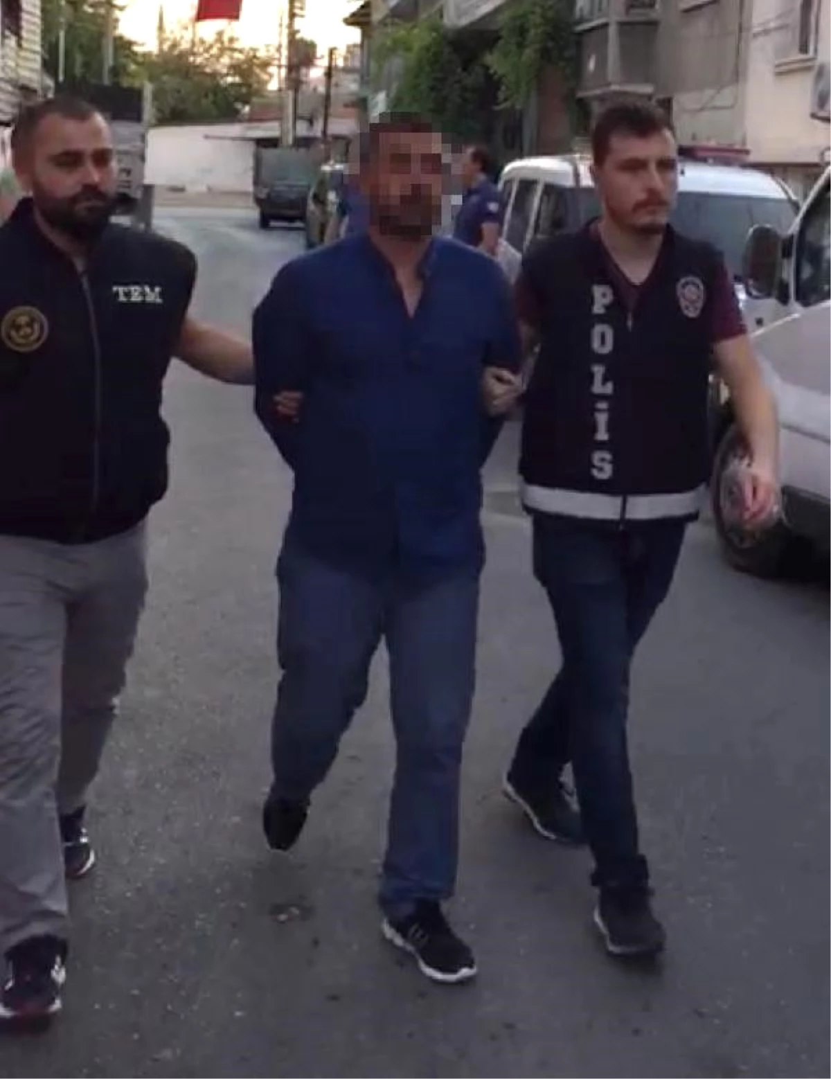 İzmir\'deki Terör Operasyonunda 12 Kişiye Gözaltı