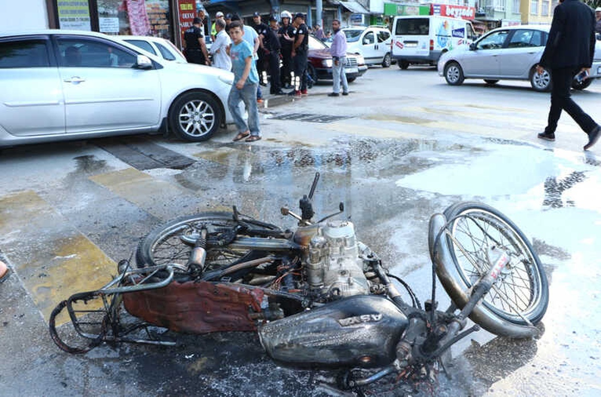 Kaçamayınca Motosikletini Ateşe Verdi