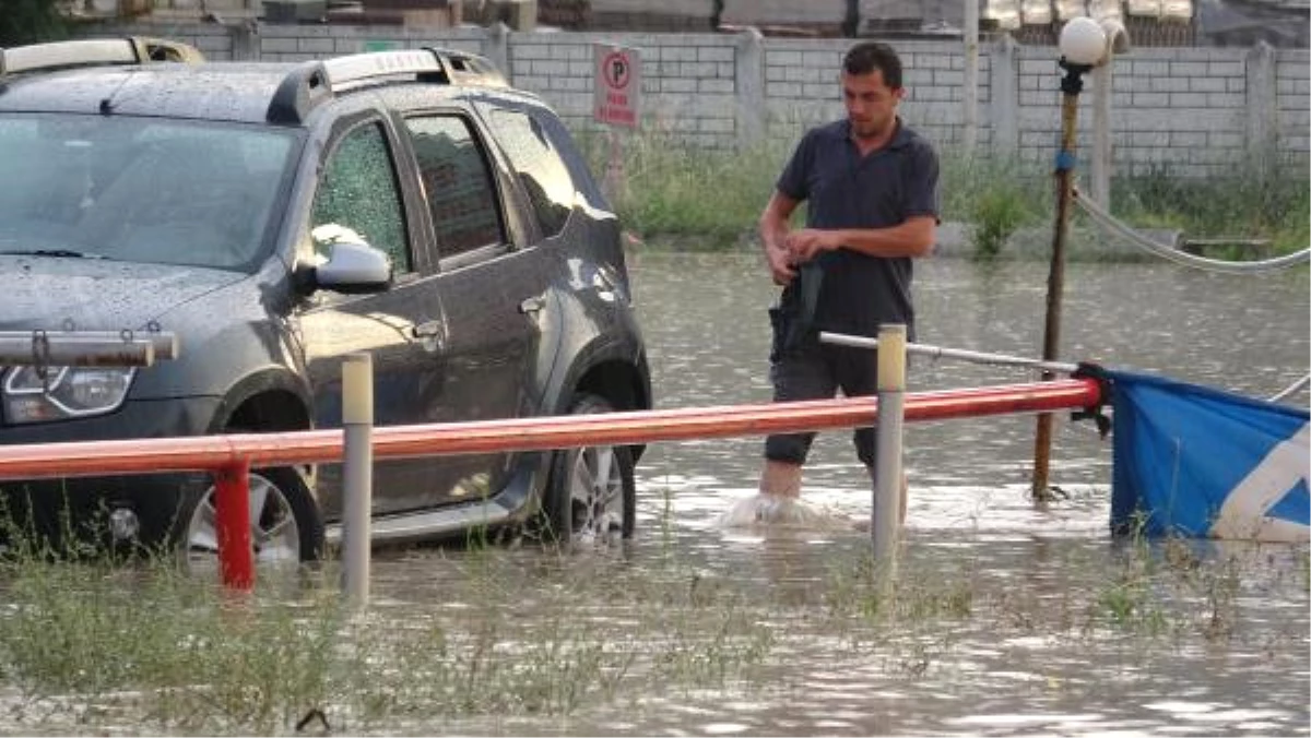 Karabük\'te Yollar Göle Döndü, Kaya Parçaları Yola Düştü