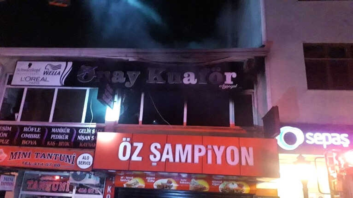 Kuaförde Çıkan Yangın İş Yerini Kül Etti