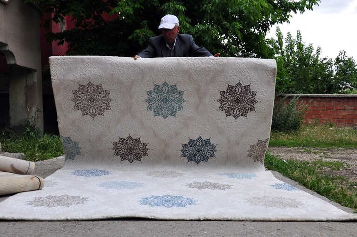 Kuruması İçin Asılan Halıları Çaldılar